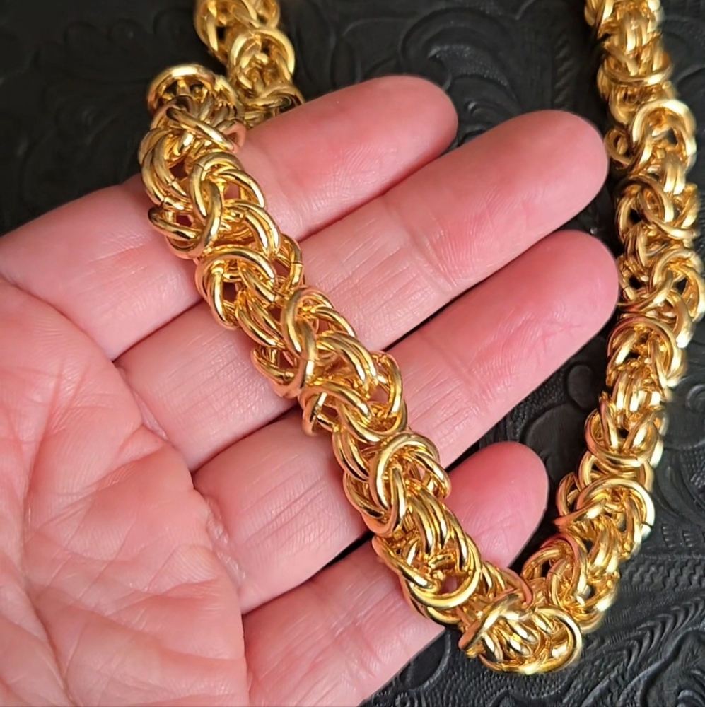 Elegant Gold Chain Necklace - Picture 3 of 4